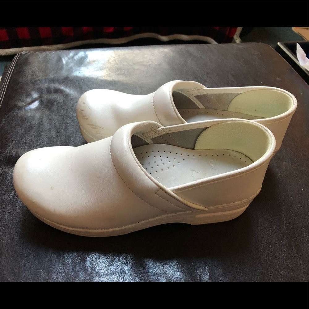 Dansko professional clog. White, size 39 (women’s sz 8-8.5). Good condition